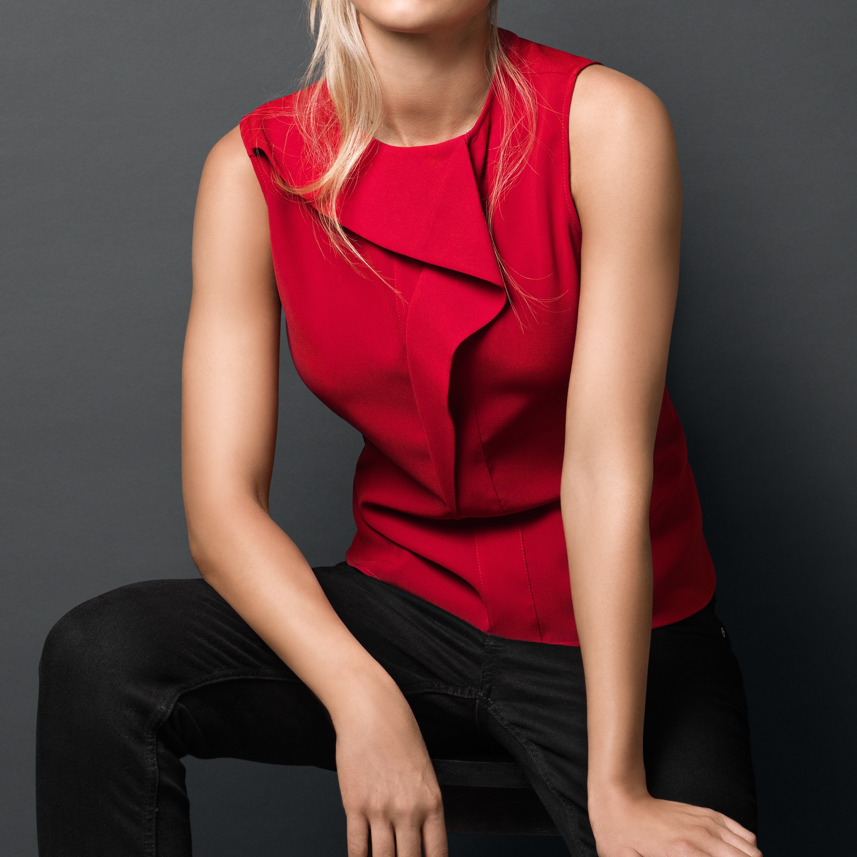 Una signora felice del suo abbigliamento tecnico in lana